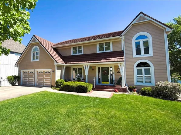 328 NE Warrington Ct, Lees Summit, MO 64064