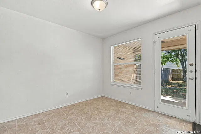 3 bed, 2.0 bath, 2406 sqft, $1,700 — Photo 4