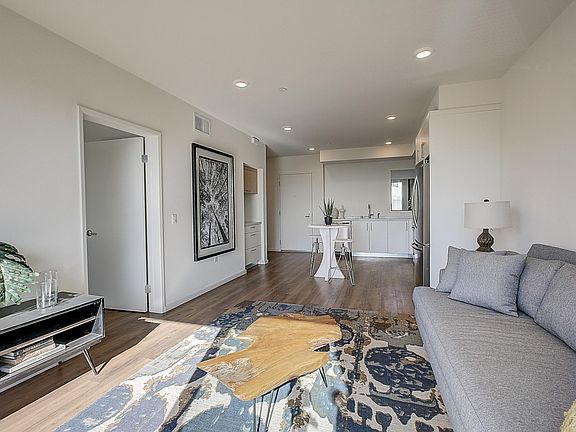 4th image of 1901 Echo Park Ave #302