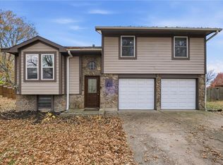 302 SE Flagstone Dr, Lees Summit, MO 64063