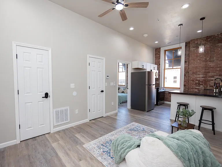 201 E Grand Ave #3 — Photo 4