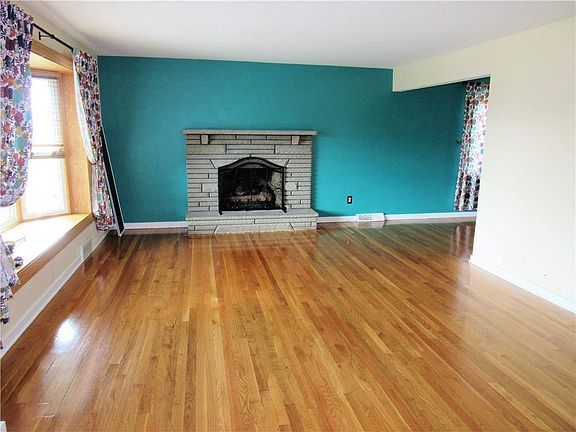 2nd image of 204 Kansas Dr