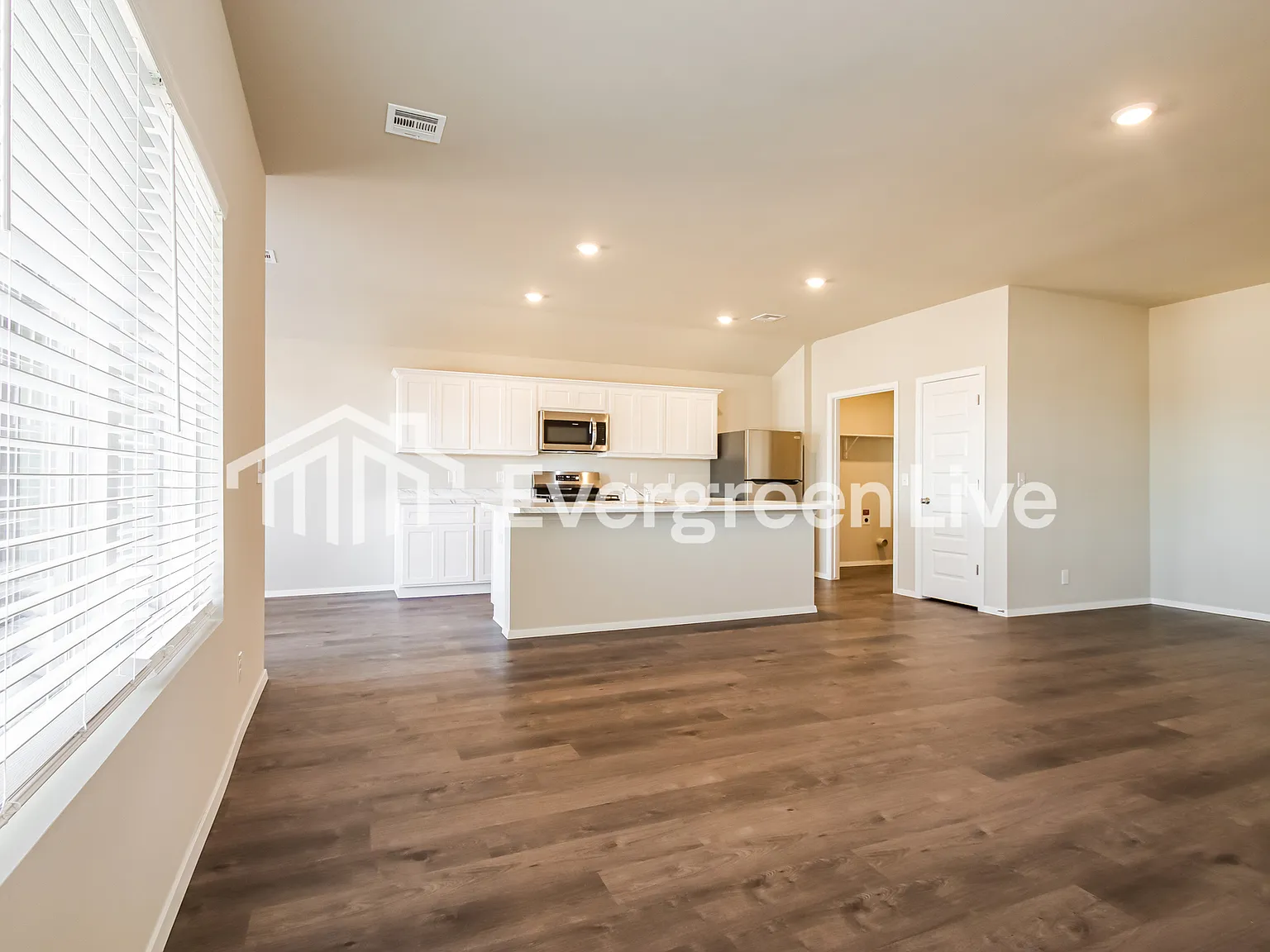 3 bed, 2.0 bath, 1446 sqft, $1,725 — Photo 4