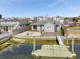 42 Roneck Ct, Shirley, NY 11967