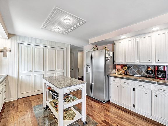 3rd image of 318 N Elgin Ave