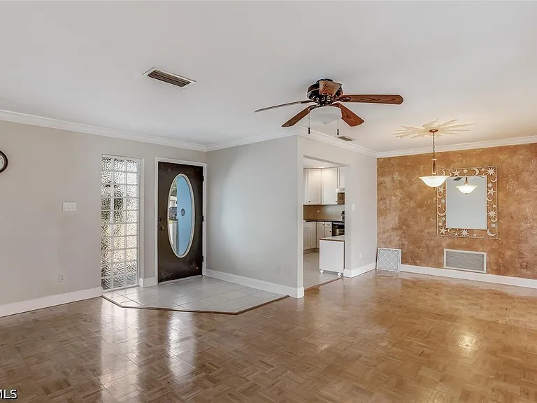 806 Entrada Dr N — Photo 3