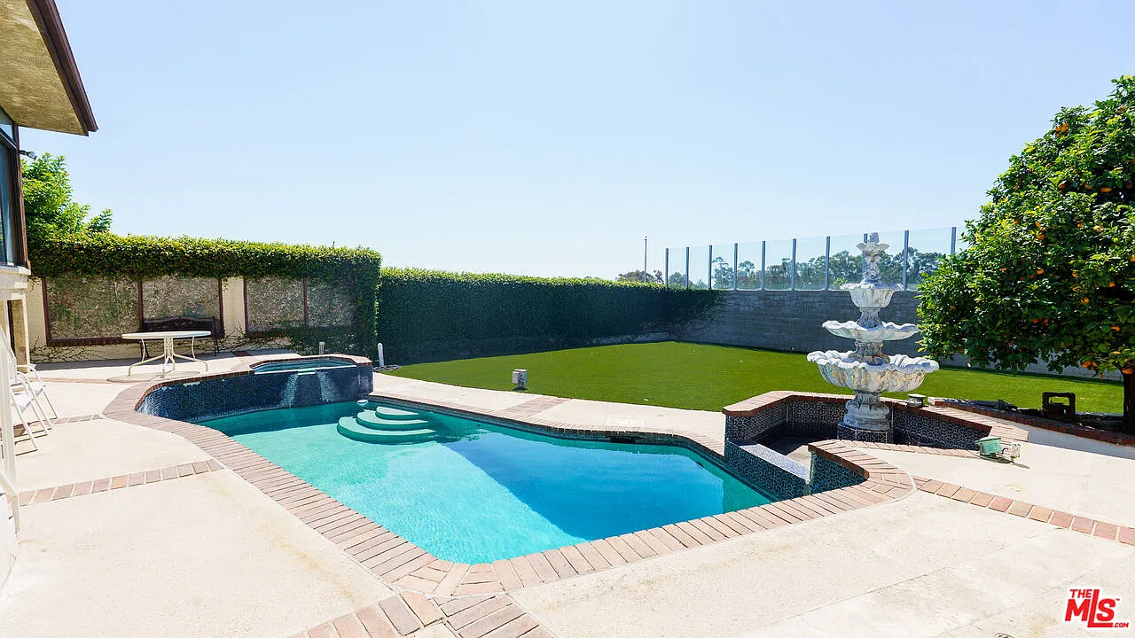 7 bed, 4.0 bath, 4050 sqft, $17,600 — Photo 3