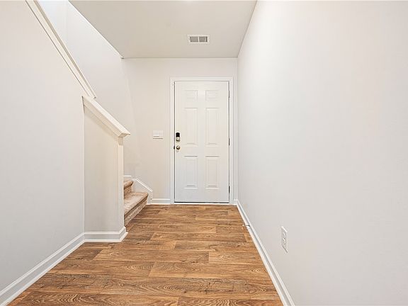 2nd image of 404 Oakmont Valley Trl