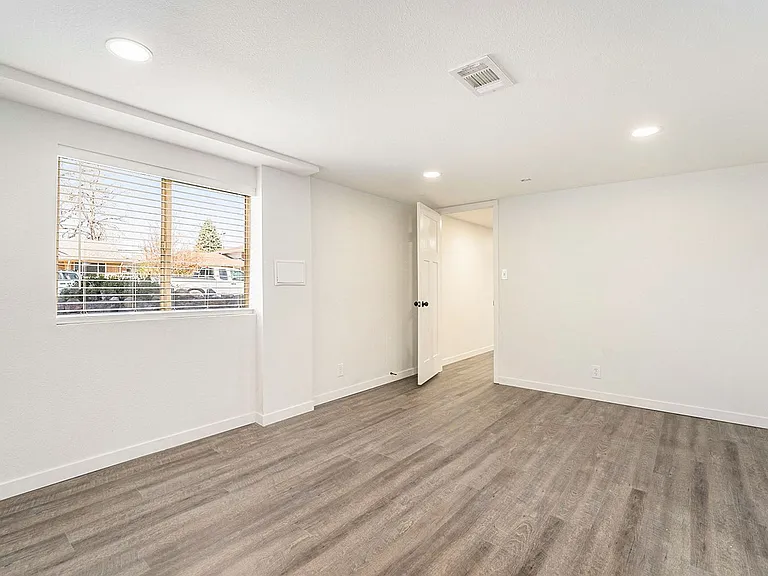 4728 Estes St #B — Photo 8