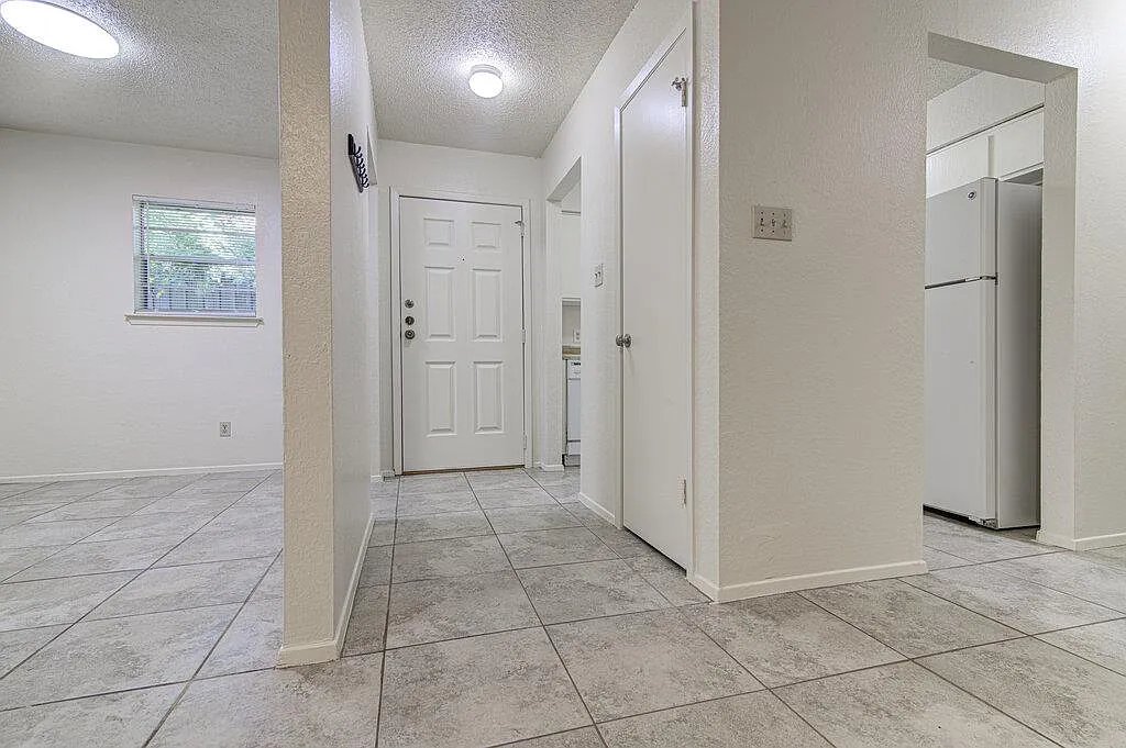 2 bed, 2.0 bath, 1701 sqft, $1,595 — Photo 2