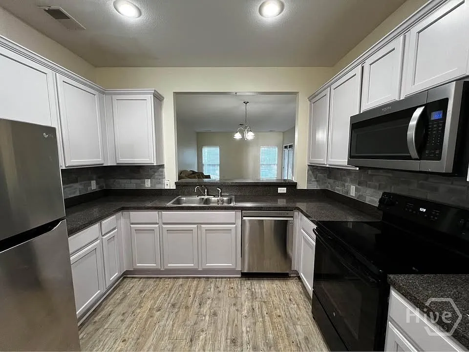 3 bed, 2.5 bath, 1757 sqft, $2,300 — Photo 4