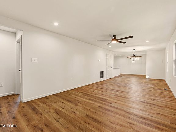 4th image of 605 Forest View Rd
