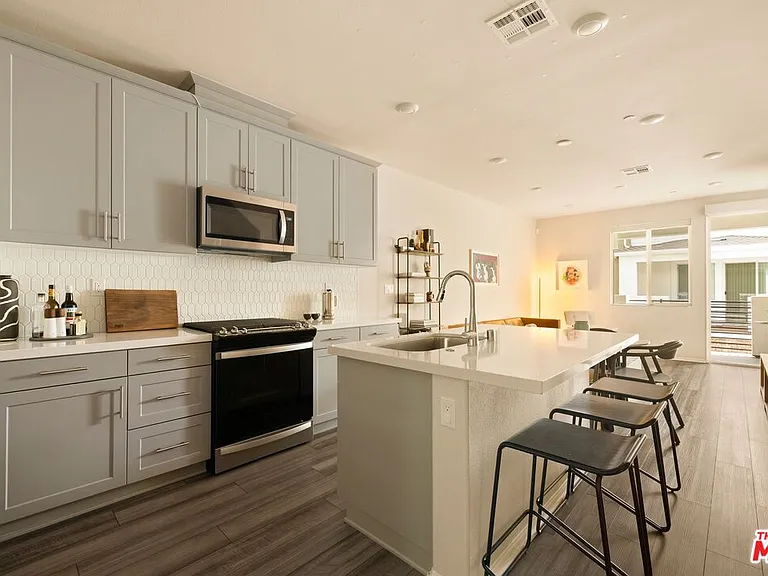 1716 Cayton Loop — Photo 3