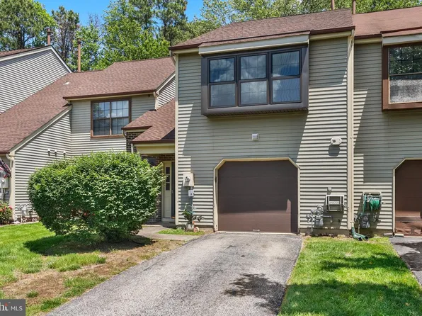 12 Fairway Ct, Marlton, NJ 08053
