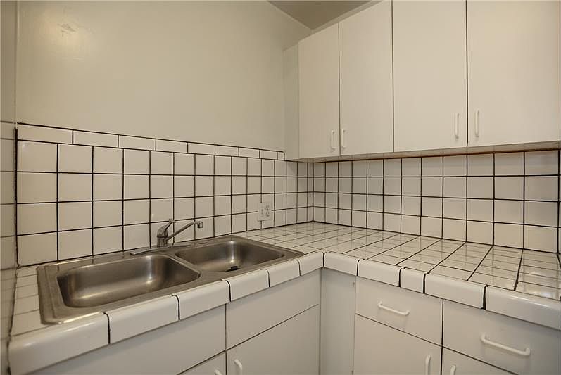 1st image of 724 Westmount Dr