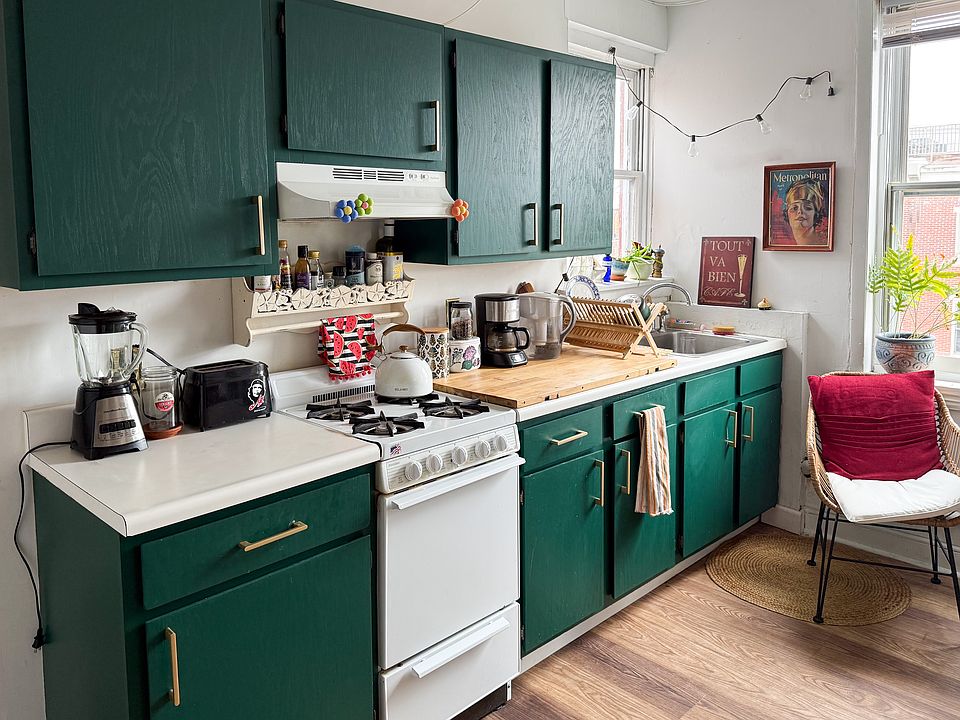 1st image of 705 Catharine St Floor 3