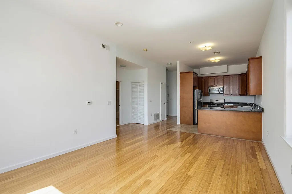 5005 Palisade Plaza — Photo 3