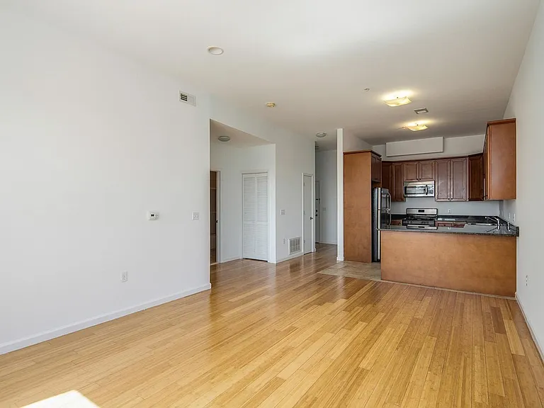 5005 Palisade Plaza — Photo 4