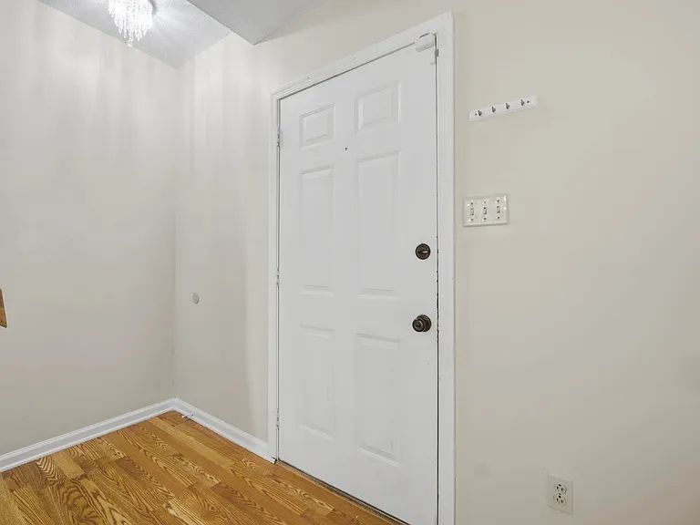 102 Tyburn Ct — Photo 3