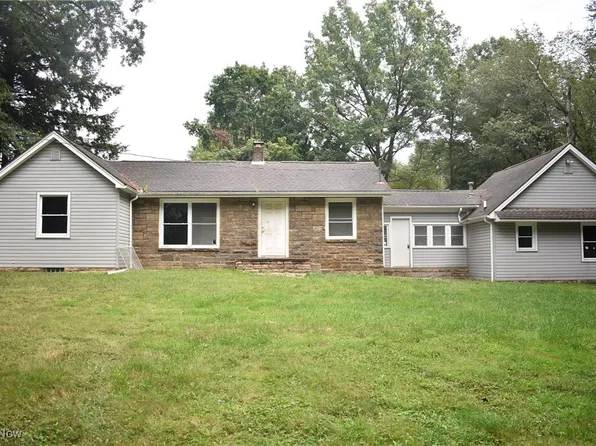 11 Highland Dr, Hubbard, OH 44425