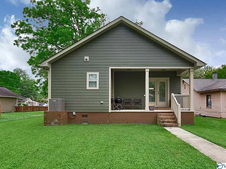 1106 Halsey Ave NE — Photo 2
