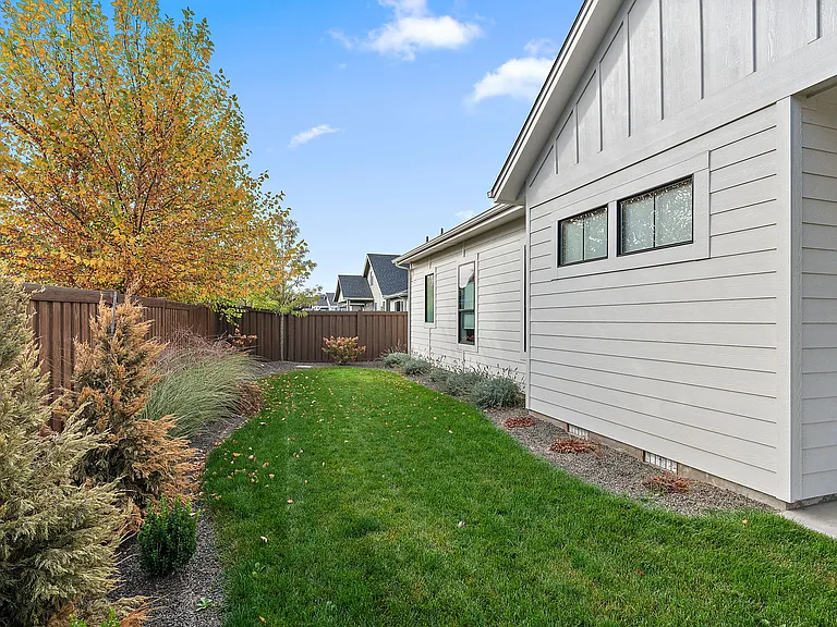 6862 N Willowside Ave — Photo 45