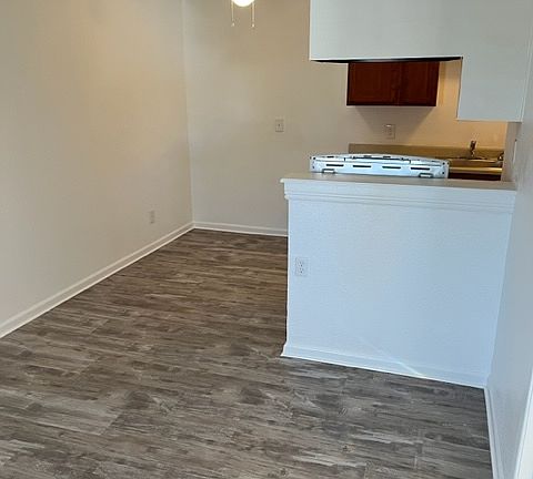 5th image of 1223 N Dysart Rd #13
