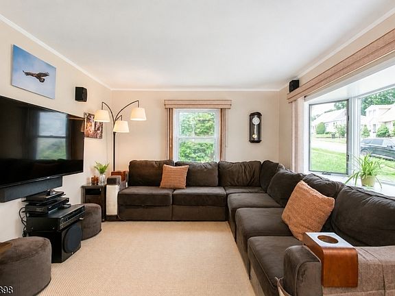 5th image of 9 Clairmont Rd