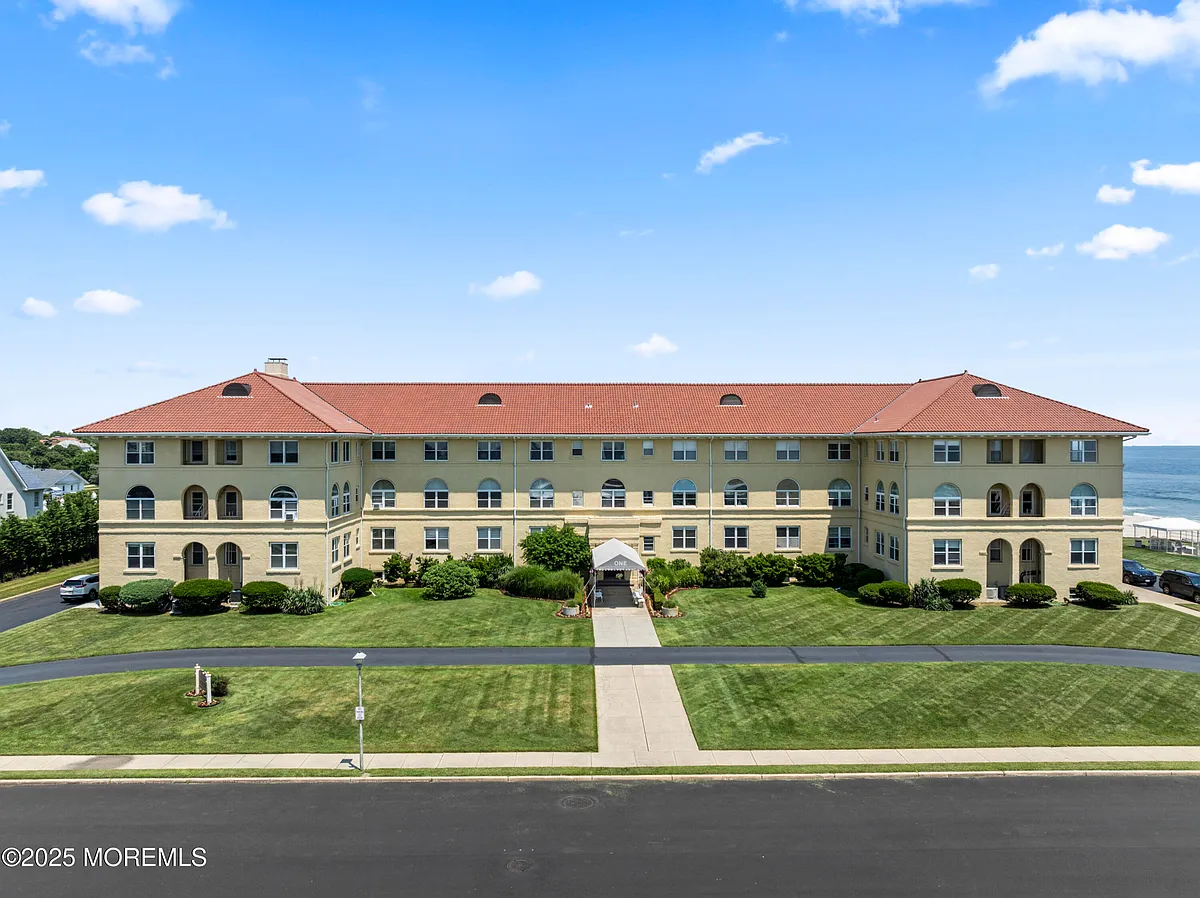 Building Photo - 1 Roseld Ave #B20