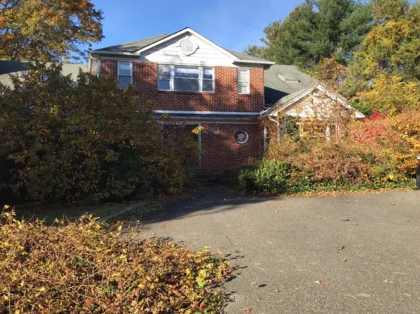 11 Harbor Crest Ct, Halesite, NY 11743