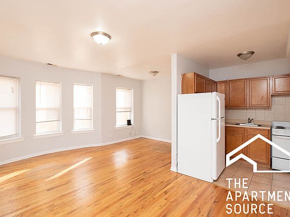 3rd image of 4505 N Malden St APT 2B