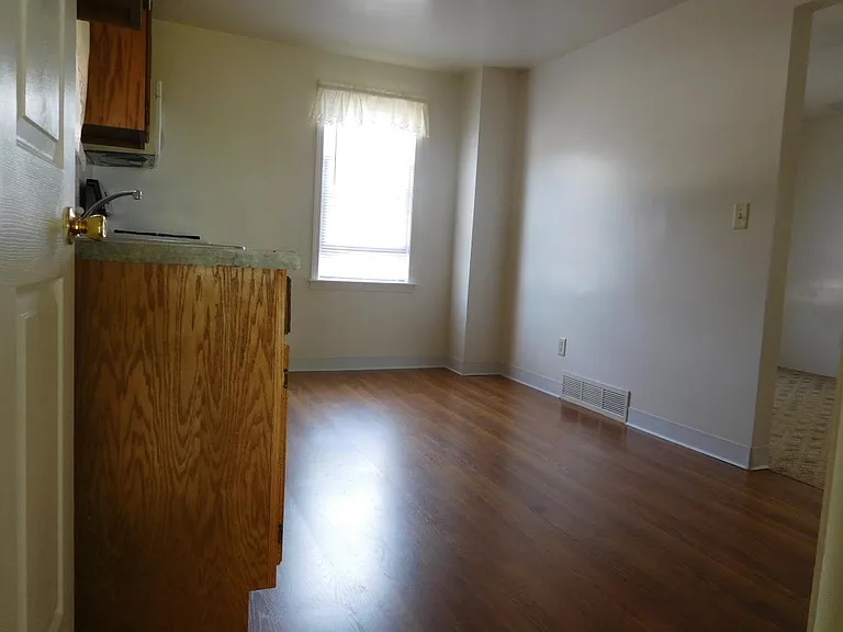 809 Pekin Ave — Photo 4