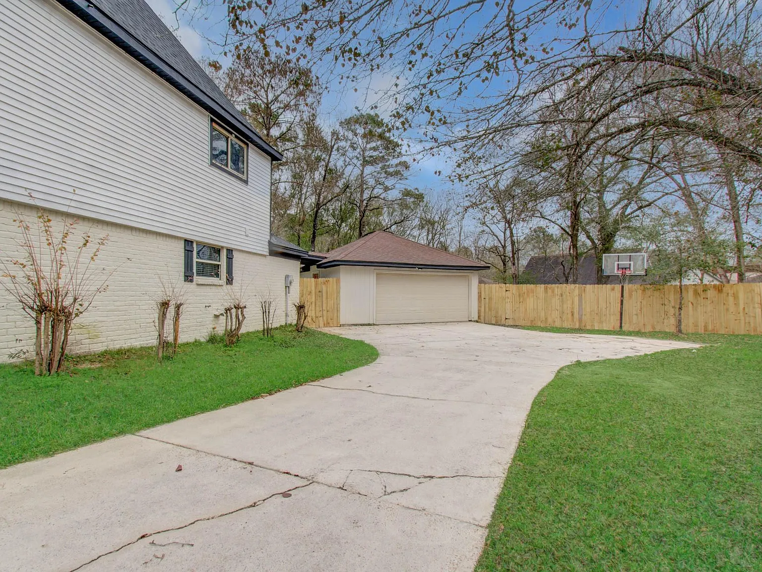 4 bed, 2.5 bath, 2673 sqft, $1,600 — Photo 2