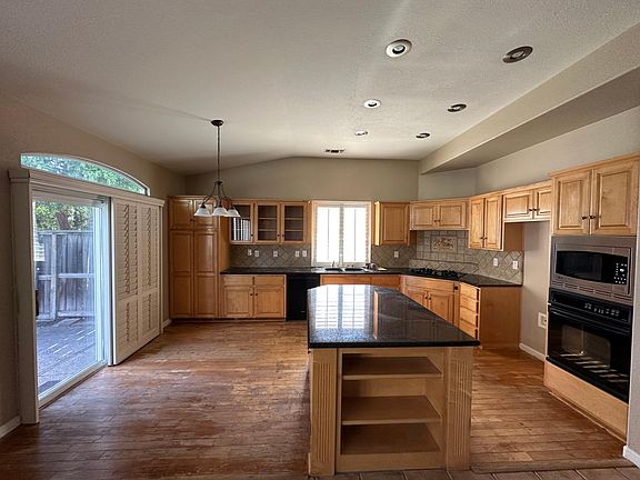 5th image of 398 Westbury Ln
