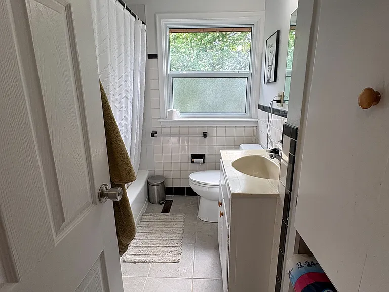 675 Victoria St #2 — Photo 8