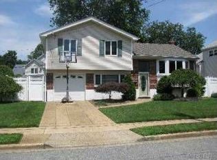 87 Dante Ave, Hicksville, NY 11801