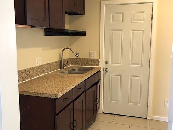 3rd image of 700 W 41st Dr Unit 1/4