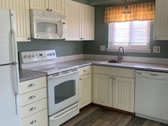 2nd image of 7929 Lexington Park Dr