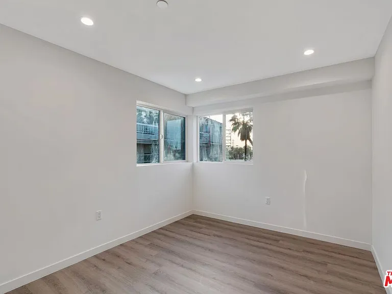 10918 Camarillo St #403 — Photo 10