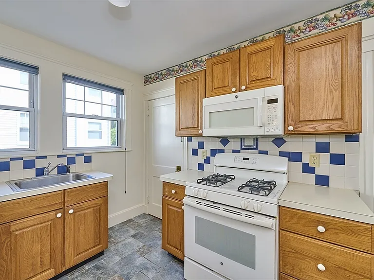 17 Elmira St #A — Photo 11