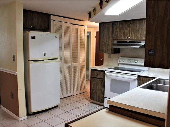 3rd image of 7810 Farmlawn Dr