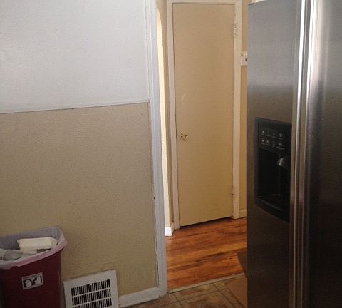 4th image of 7813 Warwick St