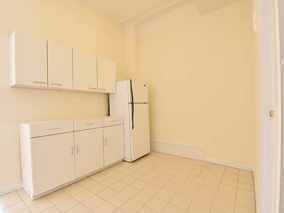 4th image of 313 W 76th St APT 4