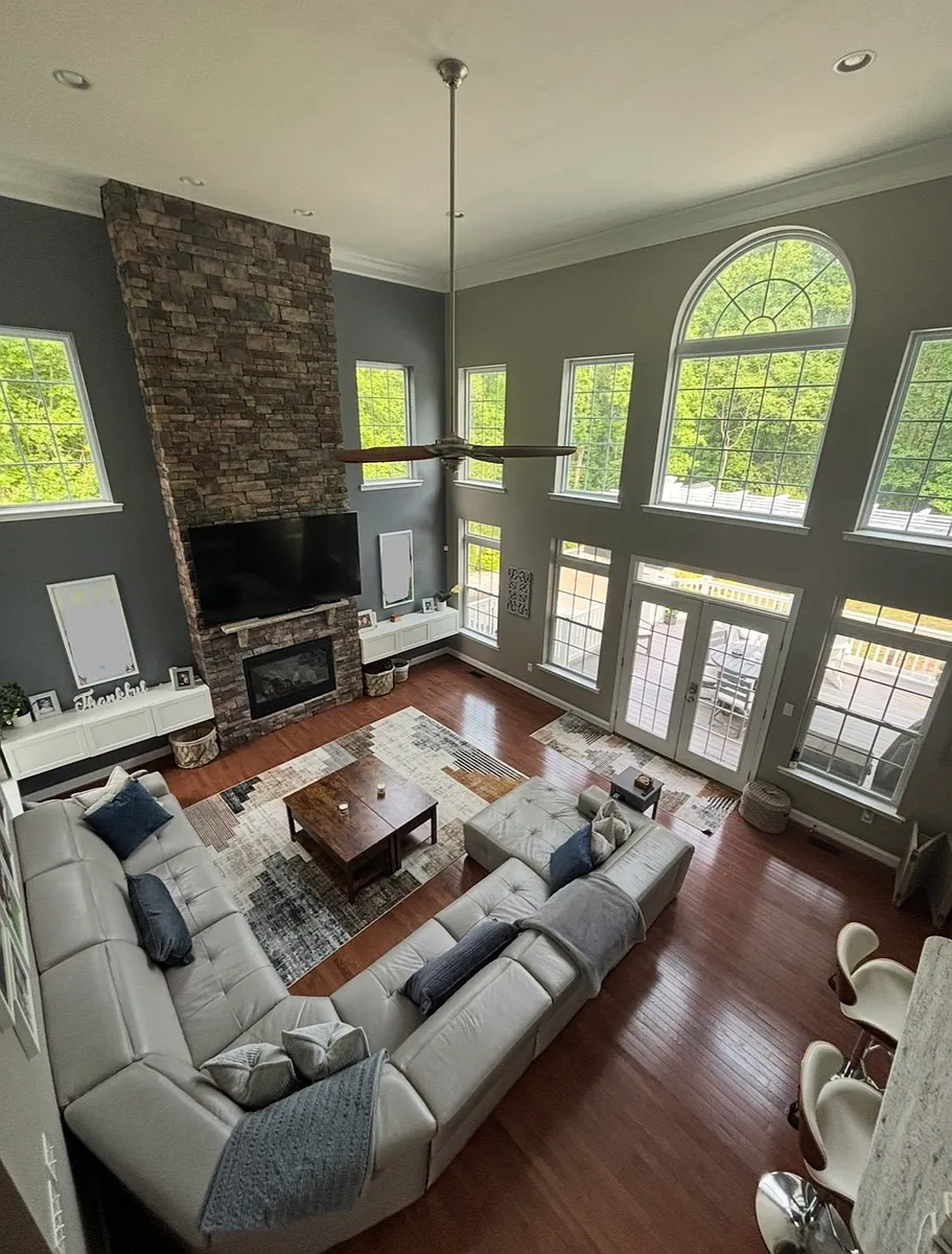 2-story living room - 6100 Federal Oak Dr