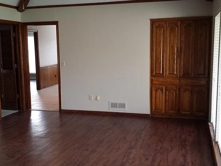 3225 Cross Bend Rd — Photo 2
