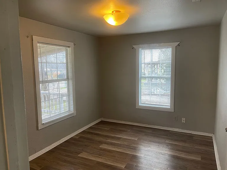 1011 S Van Buren St — Photo 11