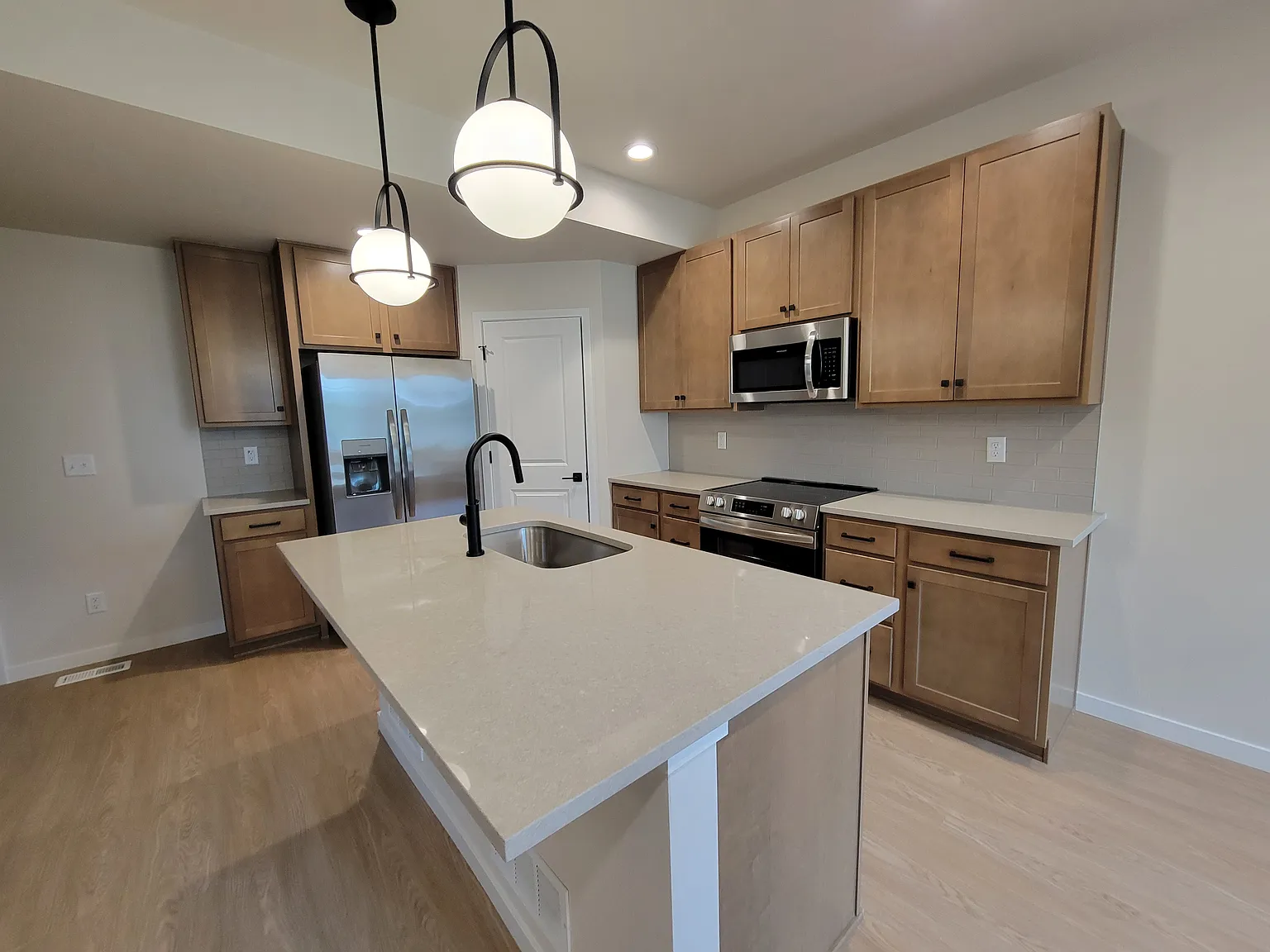 2 bed, 1990 sqft, $2,200 — Photo 4