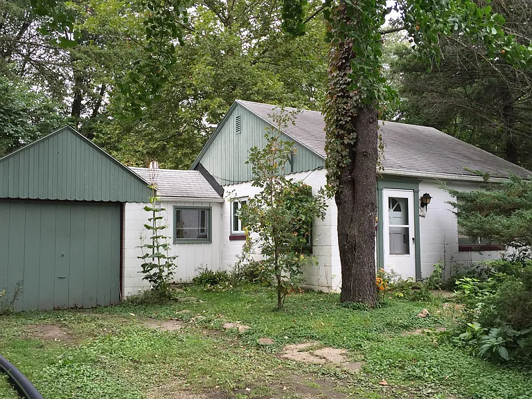 Adorable home in quiet neighborhood and fenced yard and many trees. Near large park, bus stop and 20 minutes walk to central campus