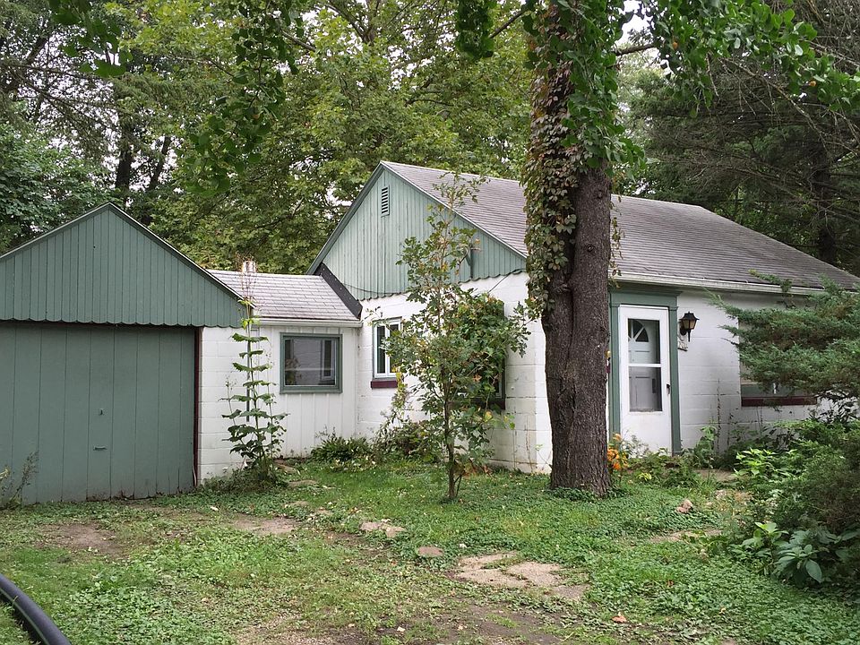 Adorable home in quiet neighborhood and fenced yard and many trees. Near large park, bus stop and 20 minutes walk to central campus
