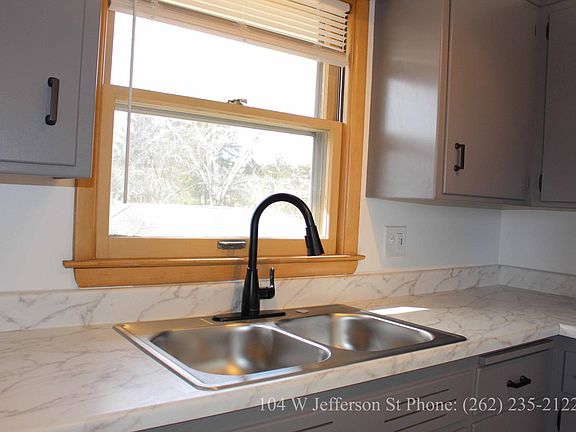 5th image of 102-104 W Jefferson St